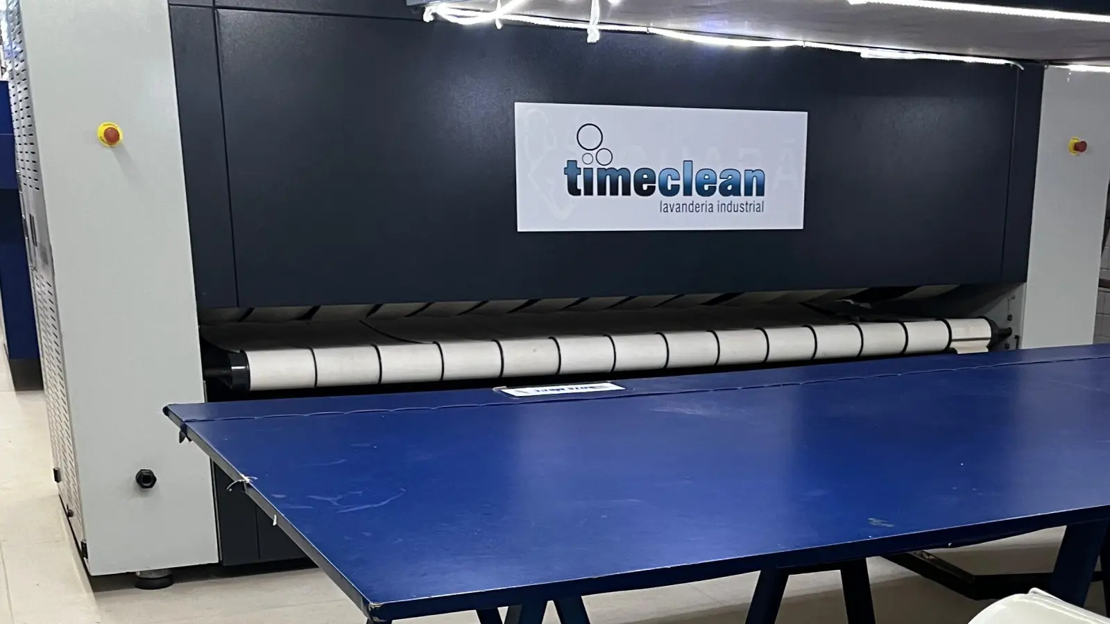 Calandra industrial para acabamento de lençóis e campos